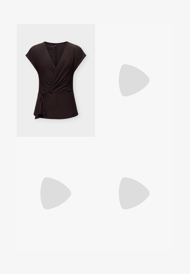 Blouse cache-cœur marron foncé à manches courtes avec un nœud sur le côté et un décolleté en V, présentée sur un fond clair uni.; Pantalon marron à coupe ample avec taille élastique et jambes droites, présenté sur un fond clair uni.; Escarpin noir à bout pointu avec fines brides de cheville et fermeture à boucle argentée sur fond clair uni.; Sac à main bordeaux en matériau brillant, de forme rectangulaire, avec deux anses et des accents légèrement courbés à l'avant.