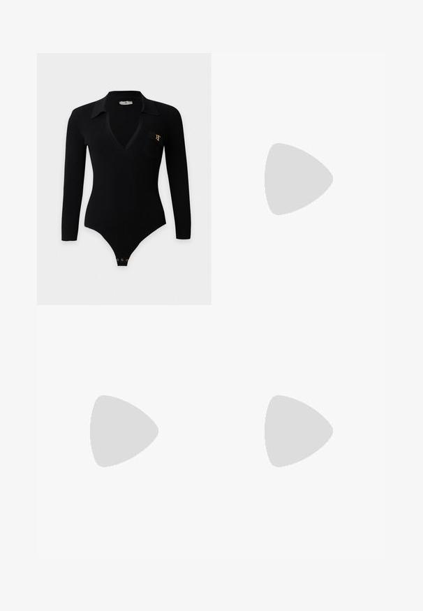 Body noir à manches longues côtelé avec décolleté en V profond, col, poche poitrine, épingle logo dorée et fermeture par pressions à l'entrejambe.; Jupe en cuir noir avec une forme structurée, dotée d'une poche avant et d'un accent métallique à la taille. Texture lisse et détails de couture.; Pompe à talons hauts en suède noir avec un bout pointu, dotée d'un talon bloc noir brillant et d'une doublure intérieure lisse.; Sac à main en cuir noir avec une bandoulière chaîne argentée et un fermoir argenté, exposé sur un fond uni clair.