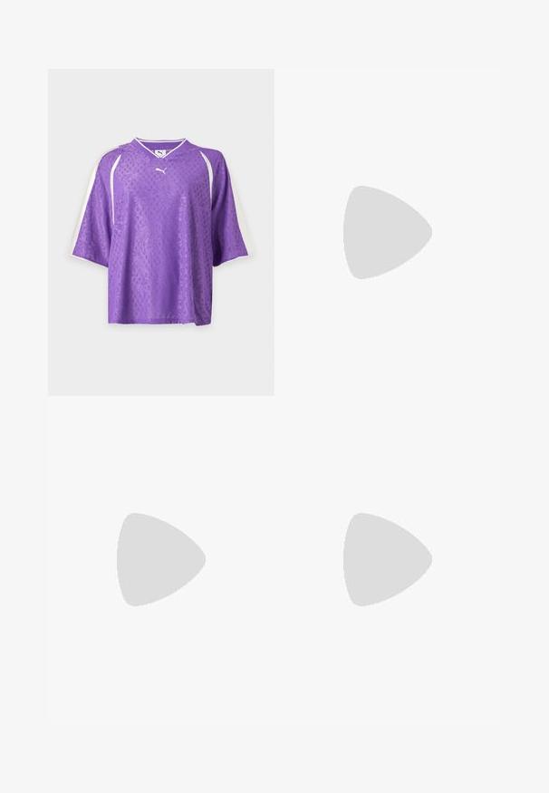 T-shirt de sport à manches courtes Purple Puma violet avec un motif floral subtil et des bandes blanches sur les manches sur fond uni.; Jupe plissée bleu marine avec des bandes latérales bleu clair, un panneau enveloppant attaché, une taille à cordon de serrage et un petit logo Puma blanc sur le panneau.; Baskets Puma noir et blanc avec lacets flottant au-dessus d'un rebord en béton sur un fond flou d'escaliers gris.; Petit sac à main Puma argent métallisé avec deux poignées supérieures, une longue bandoulière, logo sur le devant et fermeture zippée sur fond uni clair.