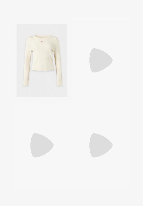Kremfarvet ribbet langærmet trøje med rund hals og lille rød "Mother" tekst broderet på brystet.; Lysblå denim flare jeans med høj talje, fem lommer og lynlås. Ren, falmet finish med subtile syninger.; Sort læderballetsko med rund tå, glat tekstur, minimal syning og et fleksibelt såldesign.; Cremefarvet læderclutch med sølv vingemblem, dobbelt lynlås og sølvkæderem på en ensfarvet hvid baggrund.