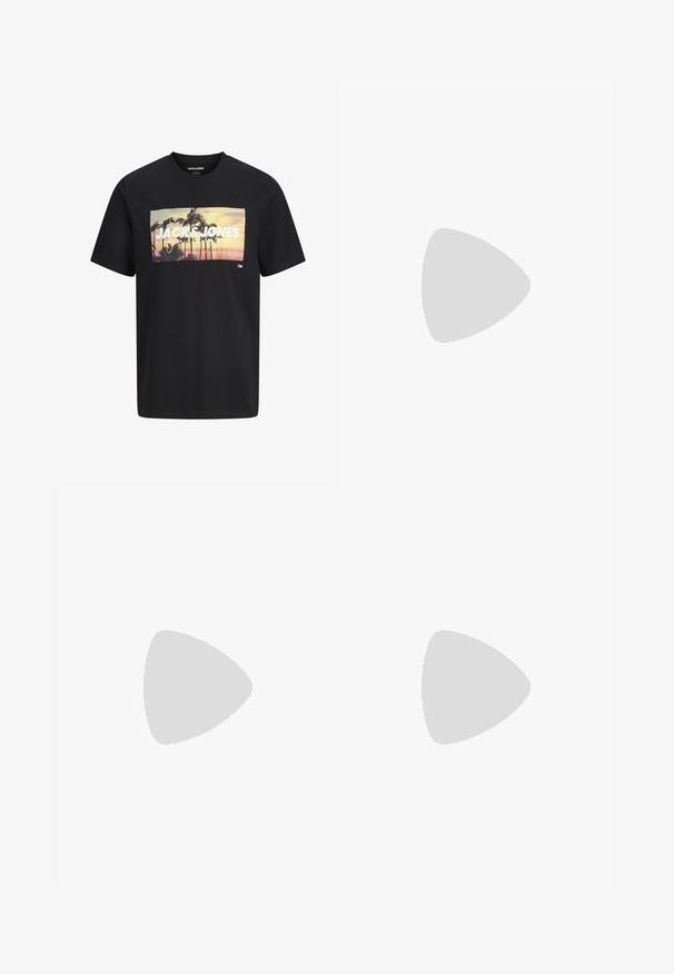 Camiseta negra con gráfico de atardecer y palmera, texto grande en blanco "JACK & JONES" impreso en el pecho.; Pantalones cortos de mezclilla azul oscuro con un corte holgado, que cuentan con dos bolsillos frontales y un bolsillo trasero, terminados con detalles de costura en naranja.; Zapatilla de cuero negra con rayas blancas, suela de goma texturizada y parte frontal con cordones. Cuenta con una etiqueta de marca en la lengüeta.; Gafas de sol rectangulares negras con lentes tintadas oscuras y montura gruesa, descansando sobre una superficie blanca.