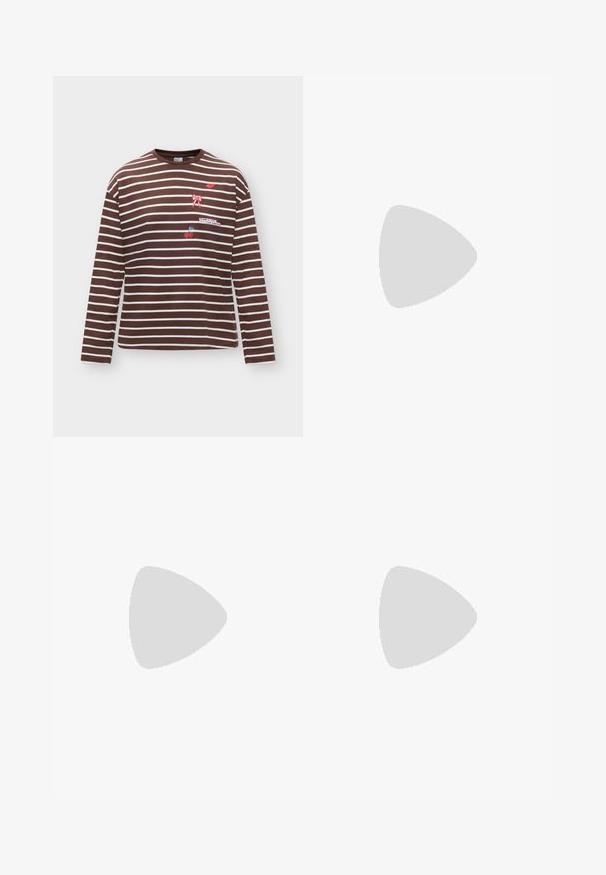 Μπλούζα με μακριά μανίκια σε καφέ και άσπρες ρίγες με μικρά κεντημένα κόκκινα χείλη, ροζ φιόγκο, κεράσι και κεντήματα κειμένου μπροστά.; Τζιν παντελόνι από ανοιχτό μπλε ντένιμ με ψηλή μέση, πέντε τσέπες, θηλιές για ζώνη, κλείσιμο με κουμπί και φαρδιά καμπάνα πόδια, παρουσιασμένο σε απλό φόντο.; Πόδια με σκουρόχρωμα ριμπ κολάν συνδυασμένα με μαύρα μπαλαρίνα παπούτσια με μικρές λεπτομέρειες φιόγκων σε λευκό φόντο.; Μαύρη δερμάτινη τσάντα ώμου με λεπτομέρεια ιμάντα με πόρπη, καμπυλωτές άκρες και αντίθετη λευκή ραφή σε απλό φόντο.