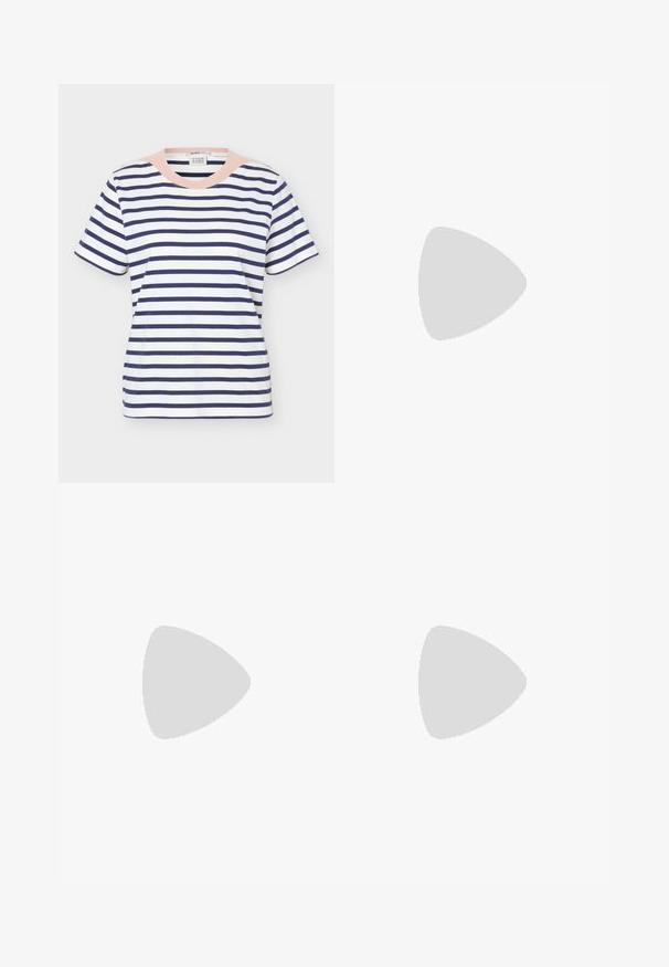 T-shirt en coton à manches courtes avec des rayures horizontales bleu marine et un col rond rose clair, vue de face sur fond uni.; Pantalon large bleu marine avec fentes latérales, taille haute et devant lisse, présenté sur un fond blanc.; Ballerine en cuir noir avec petit nœud et détail de logo doré au talon, semelle plate et bout arrondi.; Ceinture en cuir noir enroulée avec une boucle incurvée dorée brillante et une passant de ceinture sur un fond blanc uni.