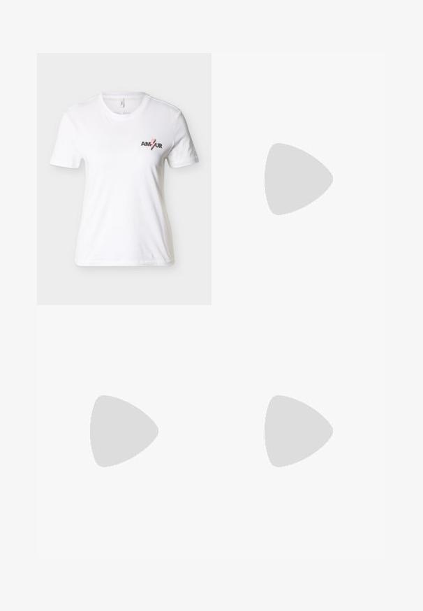 Weißes T-Shirt mit kurzen Ärmeln, Rundhalsausschnitt, mit dem Schriftzug "AMOUR" und einer pinkfarbenen Blitzgrafik auf der linken Brust.; Rote Sweatpants aus weichem Baumwollmaterial, mit einem elastischen Bund und Kordelzug sowie einem geraden Bein Schnitt. Geschmeidige Textur.; Schwarz-weißer Sneaker mit Schnürung, Zebramuster und texturierter schwarzer Sohle auf einem einfarbigen hellen Hintergrund.; Person trägt braune weite Hose und weißes Oberteil und hält eine große schwarze weiche Handtasche an der Seite am Trageriemen.