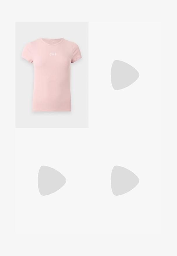 Lichtroze geribd T-shirt met korte mouwen, ronde hals en wit GAP-logo midden op de borst.; Lichtblauwe denim Jeans met een brede pijpenontwerp, met een herhaald 'lala' logo patroon in het wit en een klassieke vijf-pocket stijl.; Zwarte platte schoen met puntige neus, doorgestikte geometrische patronen en een dunne band over de wreef, op een effen achtergrond.; Zwarte schoudertas van leer met krokodillenstructuur, lange banden en een klein zilveren logohanger aan één band.