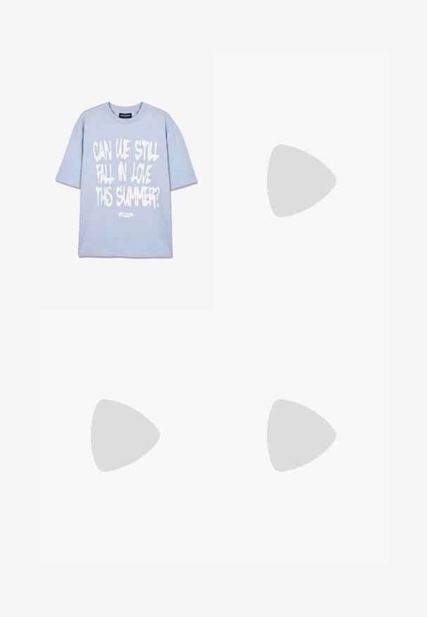 Lichtblauw T-shirt met korte mouwen met witte tekst "Kunnen we deze zomer nog verliefd worden?" en merk "PEGADOR" op het neklabel.; Grijze katoenen shorts met een elastische tailleband, voorzien van een grote gele grafische print en versleten randen aan het linkerbeen.; Witte sneaker met suède accenten, ronde neus, platte veters en een crème rubberen zool. Bevat groene branding op de hiel.; Compacte grijze crossbodytas met voorvak met rits, zwarte verstelbare band en klein zilveren logo in de rechterbenedenhoek.