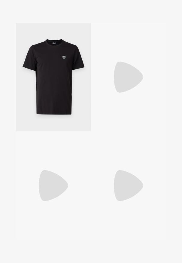Camiseta negra de manga corta hecha de una tela suave, con un sutil logo bordado en el lado izquierdo del pecho y un clásico cuello redondo.; Pantalones de chándal azul marino con cintura elástica, piernas ajustadas y un logo blanco en el lateral. Tejido suave con una textura ligera.; Zapatilla blanca de cuero con acentos de ante gris, punta redonda, detalles perforados, cierre de cordones y suela de goma. Logo en el lateral.; Bolso bandolera de cuero negro con correa ajustable, bolsillo frontal con cremallera y logotipo "BOSS" sobre superficie lisa y texturizada.