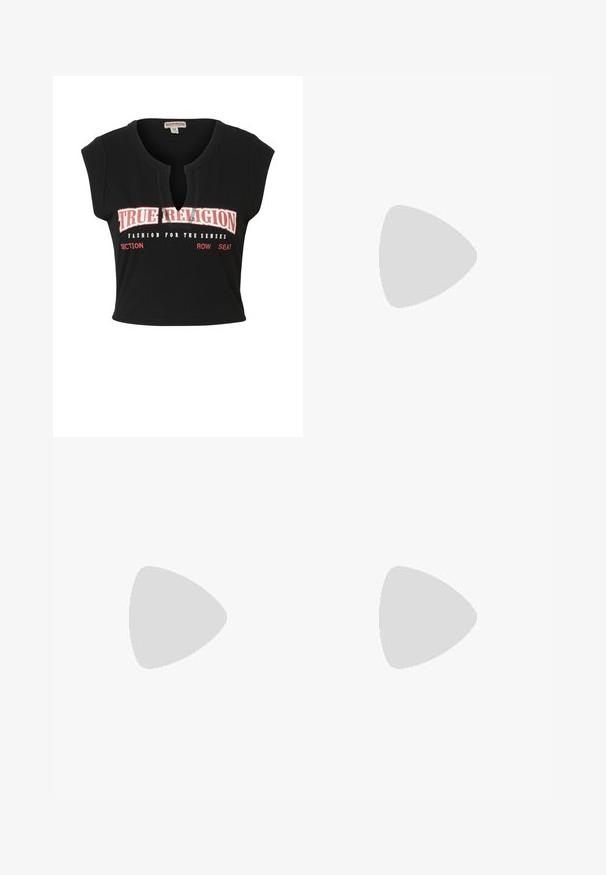 Must mustrilõikeline topp, millel on notšiga kaelus ja rindkere kohal valge ja punase trükiga "TRUE RELIGION" logo.; Mustad sädeldušist muretud püksid, sirge lõikega, millel on sujuv vöökoht ja peegeldav tekstuur, luues särava efekti.; Mustast nahast pahkluu saabas terava otsa ja keskmise kõrgusega plokktallist kandiga. Siledat tekstuuri ja minimalistlikku disaini. Ilma nähtavate riistvaradeta.; Must mustri õlakott, millel on kaks dekoratiivset külgbucklit, lukuga sulgemine ja esiküljel "Karl Lagerfeld Jeans" logo.