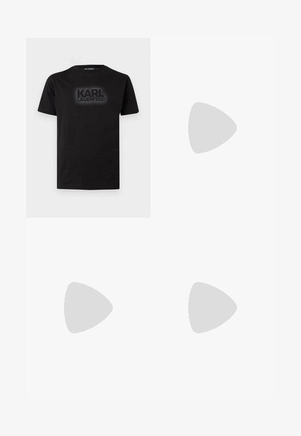 Sort T-shirt med korte ærmer og rund hals med "KARL LAGERFELD"-logo trykt i mørke bogstaver centreret på brystet.;  Sorte denim jeans med en afslappet pasform, der har slidte detaljer og brede ben. Teksturen er glat med diskret falming.; Hvide lave sneakers med unikke udskårne såler båret med lystfarvede bukser på et trægulv.; Sort crossbody taske med justerbar rem og hvidt Karl Lagerfeld Jeans logo på frontlommen mod en lys baggrund.