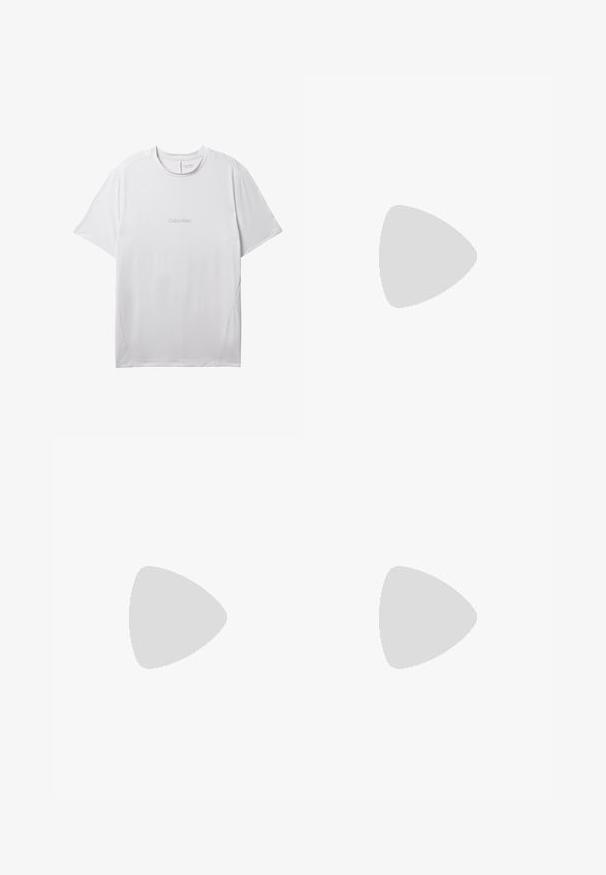 Hvid kortærmet Calvin Klein Performance t-shirt med rund halsudskæring og lille centreret logo på brystet.; Mørkeblå letvægts løbebukser med elastisk talje, sidelommer og hvide accentstriber på siderne. Glat tekstur.; Hvid Calvin Klein-sneaker med mesh-detaljer og snørebånd, svævende over en betongulv ved siden af en glasblokvæg.; Sort trekantet crossbodytaske med frontlomme med lynlås med Calvin Klein-logo og justerbar rem.