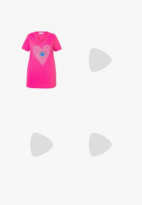 Vaaleanpunainen puuvillainen T-paita, jossa on V-pääntie. Paidassa on rhinestone- sydänkuvio ja silmä-motiivi sinisen ja mustan värisillä yksityiskohdilla keskellä.; Musta leggingsit, jotka on valmistettu venyvästä materiaalista ja joissa on korkea, joustava vyötärö, jossa on huomaamaton brändäys. Sileä pinta, vartalonmyötäinen muotoilu.; Burgundy patentitokot slingback-kengät, joissa on terävä kärki, läpinäkyvä aukko ja musta litteä pohja. Sileä pinta, minimalistinen muotoilu.; Korallioloinen kantokassi, jossa on teksturoitu, kerrostettu muotoilu. Valmistettu pehmeästä kankaasta, varustettu kahdella tukevalla kahvalla ja tilavalla sisäosalla.