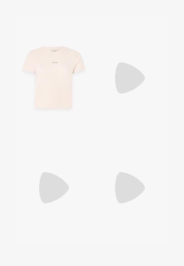 Lys pink bomulds t-shirt med korte ærmer og rund halsudskæring. Har et lille Calvin Klein-logo på brystområdet.; Mørkeblå bukser med brede ben lavet af denim, med et klassisk fem-lommen design, knaplukning og subtile syninger.; Sort læder Calvin Klein slip-on mule med blokhæl, der hviler på trætøj udendørs nær en grøn plante og en grå væg.; Cremefarvet skuldertaske i læder fra Calvin Klein med buet topkant, sølvfarvet lynlås og mørkebrun justerbar rem.