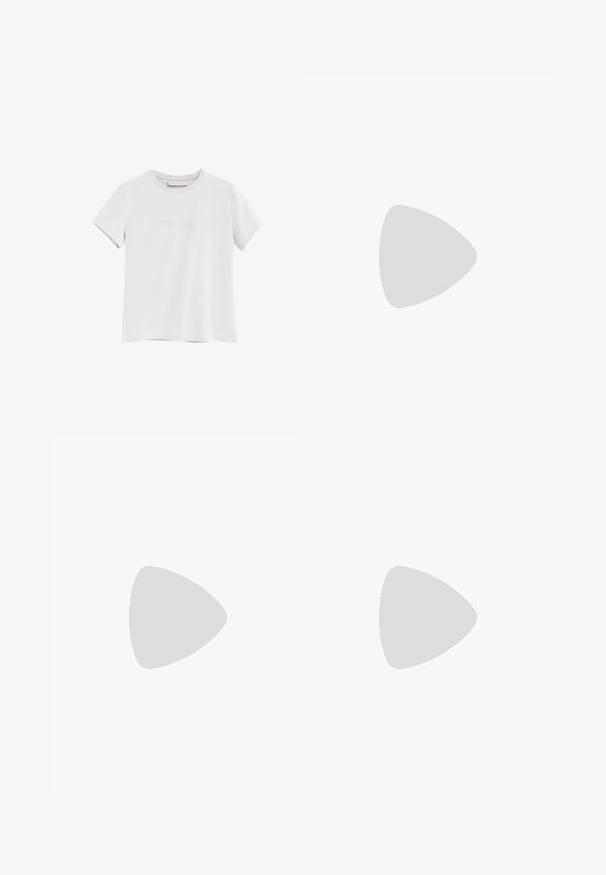 Witte korte mouw T-shirt met ronde hals, voorzien van kleine geperforeerde tekst "Polo Club" op de borst en een "Polo Club" label aan de binnenkant van de kraag.; Donkerblauwe denimshorts met knoop aan de voorkant, rits, riemlussen en twee voorzakken op een effen witte achtergrond.; Mango Instappers - black; Schoudertas van zacht leer in olijfgroen met een brede, enkele band en een ontspannen, ongestructureerde vorm op een lichte achtergrond.