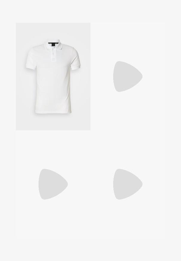 Camiseta tipo polo blanca de algodón, con cuello, mangas cortas y tapeta con dos botones. Detalle sutil del logotipo en el pecho.; Pantalones verdes claros hechos de una tela texturizada, con una forma recta, pliegues en la parte frontal y una cinturilla estándar.; Mocasín de cuero negro con detalle de tira gris, tacón bajo y suela texturizada, con la marca "HUGO" en oro en el lateral.; Maletín de cuero negro con textura, con asas superiores y correa de hombro desmontable, mostrando un pequeño logo frontal sobre un fondo gris neutro.