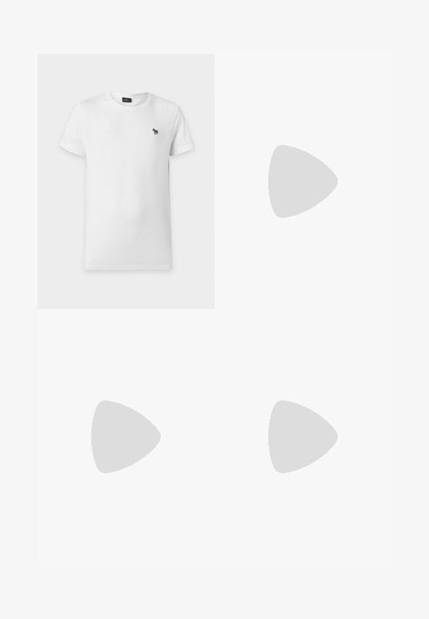 Effen wit T-shirt met korte mouwen en ronde hals met een klein zwart-wit gestreept zebra-logo op de linkerborst.; Blauwe denim wijdgerande jeans met een hoge taille, voorzien van subtiele vervaging, vijf zakken en een metalen knoopsluiting aan de voorkant.; Witte sneaker met een bovenwerk van gestructureerd suède en leer. Voorzien van een afgeronde neus, vetersluiting en een contrasterende beige rubberen zool.; Donkerbruine gestructureerde leren crossbodytas met verstelbare riem en klein decoratief blauw accent aan de zijkant.