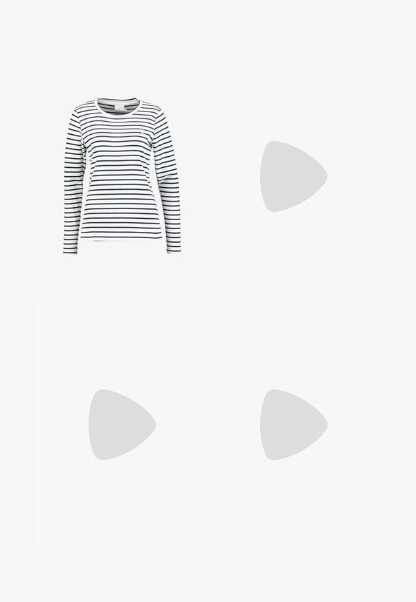 Wit shirt met lange mouwen met horizontale navyblauwe strepen en een klein roze hartje op de linkerborst.; Zwarte op maat gemaakte broek van een katoenmix, met twee knopen aan de voorkant, een rechte snit en een gladde textuur. Geen zichtbare patronen.; Witte sneaker met een zwart V-logo, voorzien van een gladleren bovenwerk, ronde neus, vetersluiting en een contrasterende zwarte hieltab.; Gouden gedraaide oorringen met een gladde afwerking, voorzien van een transparante achterkant en goudkleurige hardware.
