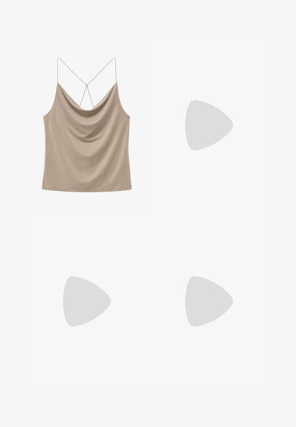 Beige satin camisole top med draperet halsudskæring og tynde krydsede stropper bagpå på en hvid baggrund.; Denimnederdel med et klassisk blåt vask, fem-lomme design og frynset kant. Lukker med en frontknap og lynlås.; Sort læder hæl sandal med firkantet tå, ankelrem med en guldbuckle og en slank metallisk hæl. Glat tekstur, minimalistisk design.; Olivengrøn DKNY håndtaske med tekstureret overflade, en frontlomme med lynlås, guldfarvet hardware og en aftagelig skulderrem.