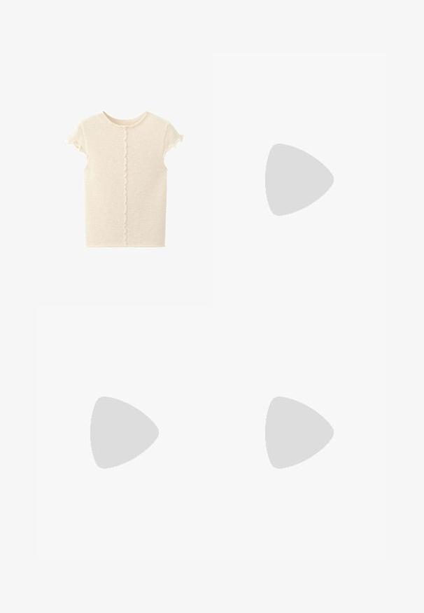 Haut en maille crème à manches courtes avec bordure texturée ondulée courant verticalement au centre et le long des manches.; Shorts marron clair taille haute, ajustés, avec plis avant et poches latérales, dotés d'une ceinture large avec fermeture dissimulée.; Chaussure slingback en cuir marron à bout pointu, petit talon kitten et fine bride autour du talon sur fond blanc.; Sac à bandoulière en cuir marron avec rabat arrondi et détail de fermeture éclair dorée, doté d'une bandoulière réglable unique.