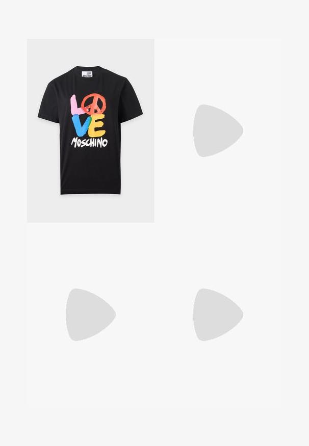 T-shirt noir à manches courtes avec le texte coloré "LOVE", symbole de paix en forme de O, et "Moschino" blanc en dessous à l'avant.; Pantalons larges rayés bleu et blanc, avec une taille haute, ajustés en haut, dotés d'une fermeture à bouton à l'avant et d'une texture lisse.; Escarpin slingback bleu à bout pointu et talon kitten avec bride noire comportant le texte blanc « Love Moschino » sur fond clair.; Sac à main en daim bleu doux avec une poignée en métal doré incurvée et une forme arrondie et décontractée sur un fond clair uni.