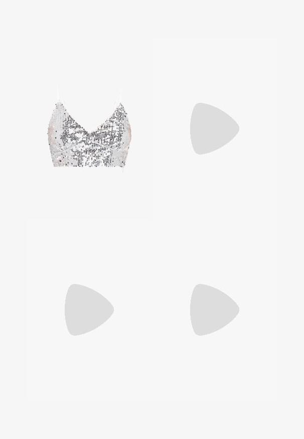 Zilverkleurige top met pailletten en dunne witte bandjes, met een V-halslijn en een textuur die ontstaat door afwisselende pailletten.; Zwarte velours broek met een uitlopende pijpdesign. Beschikt over een trekkoord in de taille en het woord "JUICY" in rhinestones aan de voorkant. Zachte textuur.; Witte plateausandalen met een metallic afwerking, voorzien van twee gekruiste banden, een enkelband en een blokhak versierd met fonkelende edelstenen.; Sprankelende grijze handtas met een gestructureerd oppervlak, voorzien van een grote strikaccent aan de voorkant en een kettingband. Compact rechthoekig van vorm.