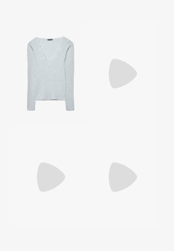 Lysegrå ribstrikket sweater med V-hals og blonderkant. Lange ærmer og let cropped længde. Blød tekstur, afslappet design.; Lyseblå denim jeans med lige pasform, der har et falmet blomstermønster foran, fem lommer og en knaplukning i taljen.; Grønne ruskindsneakers med hvide striber. Har runde snørebånd, en struktureret tungen og et rundt logo på tungen.; Even&Odd Håndtasker - brown