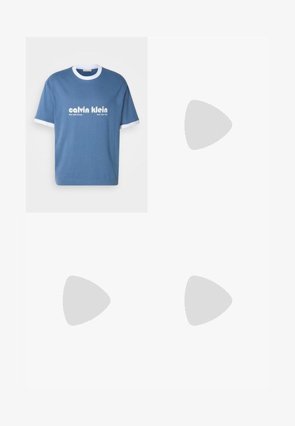 Modrá bavlnená tričko s bielym rebrovaným golierom a manžetami na rukávoch. Na prednej strane sa nachádza logo "calvin klein" a text "West 39th Street New York City".; Pánske modré denimové džínsy so strihom na rovno, prednými a zadnými vreckami a malou značkou Calvin Klein pri prednom pravom vrecku.; Biele kožené tenisky s okrúhlou špičkou, plochou gumovou podrážkou a čiernym akcentom na päte. Na boku sa nachádza výrazné čierne logo Calvin Klein.; Čierna taška Calvin Klein typu tote s dvoma dlhými rúčkami a predným vreckom, s logom značky v bielej a sivej farbe.