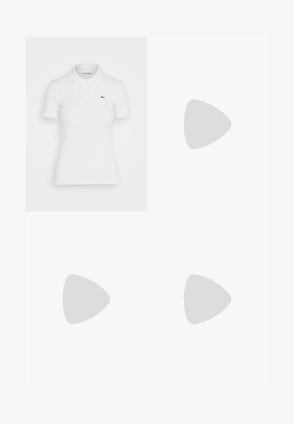 Camisa polo blanca hecha de tela de canalé, con cuello, tapeta de botones y un logo verde de Lacoste en el lado izquierdo del pecho.; Falda envolvente negra de algodón con cierre de lazo, de corte recto y dobladillo a mitad del muslo. Presenta una textura suave y un diseño minimalista.; Zapatillas de plataforma de cuero blanco con una suela de goma texturizada, parte superior perforada para mayor transpirabilidad y un detalle del logo en dorado en el lateral.; Gafas de sol negras en forma de ojo de gato con lentes grises degradados. Montura de plástico grueso y brillante, con brazos afilados. Sin marcas o adornos visibles.