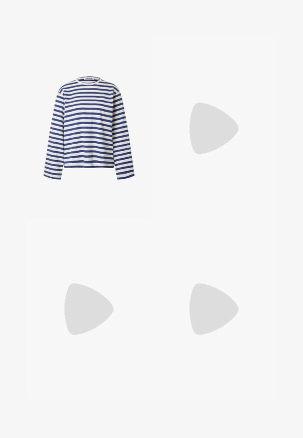 EDITED VERLEE - T-shirt à manches longues - weiß blau; ICHI IHFlared - Jean flare - dark blue; Baskets en daim noir avec trois bandes blanches, semelle en caoutchouc beige, et un petit logo doré sur le côté. Dotées d'une doublure intérieure noire lisse.; Lunettes de soleil rondes teinte brun avec une monture bordeaux brillante. Branches fines avec un détail de marque subtil. Design de verres plats.