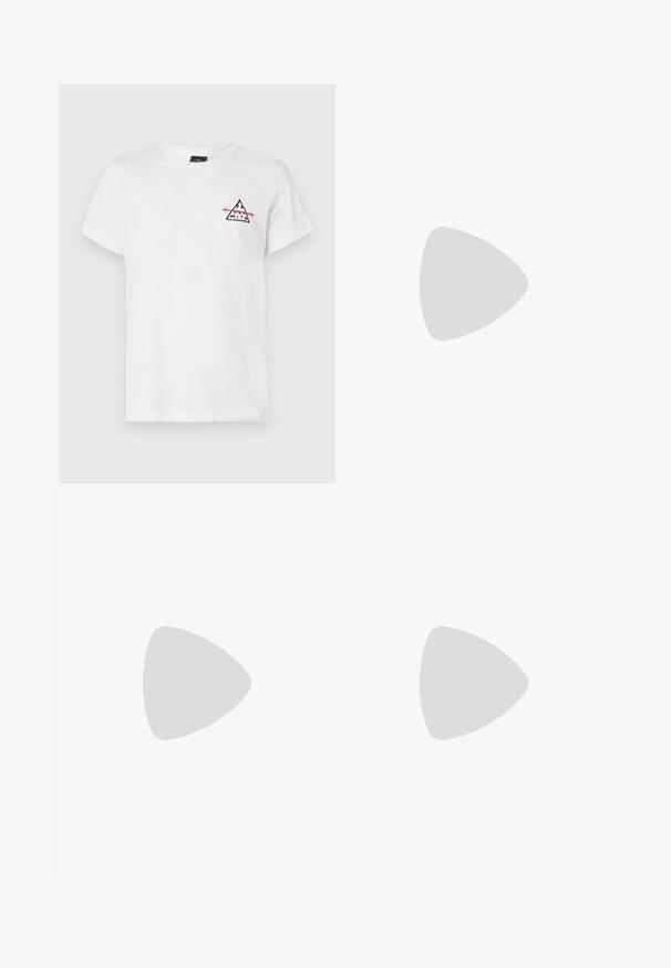 Witte katoenen t-shirt met een ronde halslijn en korte mouwen. De voorkant heeft een zwart driehoekig logo met rode accenten.; Heren blauwe denim jeans met rechte pijpen, voorste knoop, ritsvlieg en een ontwerp met vijf zakken op een effen lichte achtergrond.; Sneakers met een beige suède bovenkant, witte accenten, een brown rubberen zool en kleurrijke gestreepte details op de hiel; heeft brown veters.; Zwarte synthetische schoudertas met zilveren rits, verstelbare schouderriem en een logo-print. Heeft een rechthoekige vorm en een gladde textuur.