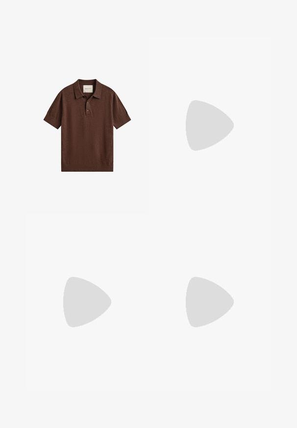 Polo en maille marron à manches courtes avec col, patte à deux boutons, poignets et ourlet côtelés, étiqueté GANT à l’intérieur du col.; Pantalon blanc ample avec taille élastique et jambes droites, confectionné en tissu léger.; Sandale en cuir marron à semelle plate, design à brides croisées et semelle intérieure rembourrée ; présente des accents cousus et une bride au talon pour le maintien.; Ceinture en cuir marron avec boucle rectangulaire dorée, roulée sur un fond blanc uni.