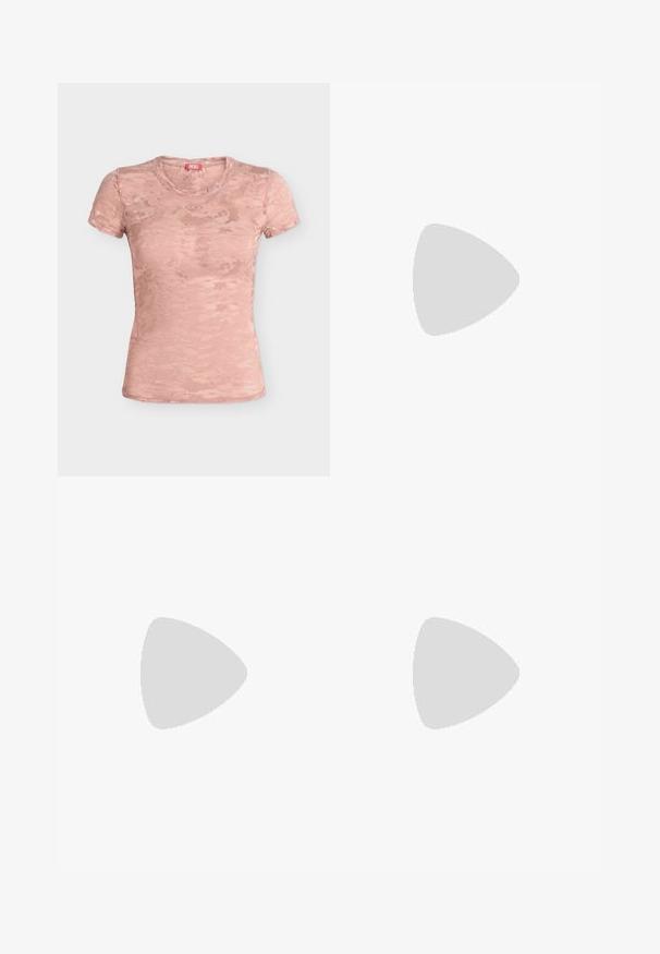 Kurzärmliges, figurbetontes pinkes Spitzen-T-Shirt mit dezentem Blumenmuster, rundem Halsausschnitt und kleinem Diesel-Logo unter dem Kragen.; Dunkelgraue Slim-Fit-Jeans aus Denim. Mit einem ausgebleichten Finish, standardmäßigem Fünf-Taschen-Design und Frontknopfverschluss.; Schwarze Lacklederabsätze mit spitzer Zehenpartie, verstellbaren Knöchelriemen und einem schlanken Absatz. Glatte Textur mit glänzender Oberfläche.; Schwarze Handtasche aus lackiertem Leder mit einer einzigartigen, geschwungenen Form, kurzem verstellbarem Griff und einem Reißverschluss oben. Glatte Textur mit dezentem Branding.