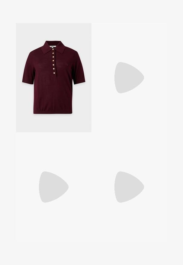 Tmavobordové polo s krátkym rukávom, širokým golierom a radom siedmich zlatých gombíkov v strede vpredu.; Chudé modré džínsy z denimu s stredne vysokým pásom, päť vreckovým dizajnom a hladkou textúrou s minimálnym vyblednutím.; Čierne lodičky na vysokom podpätku s remienkom zo zadnej strany, špicatou špičkou, dizajnom s výrezmi a nastaviteľným remienkom s kovovými detailmi.; Hnedá semišová taška cez rameno s dlhými tmavými rúčkami a malou pripevnenou štítkom, stojaca vzpriamene na jednoduchom svetlom pozadí.