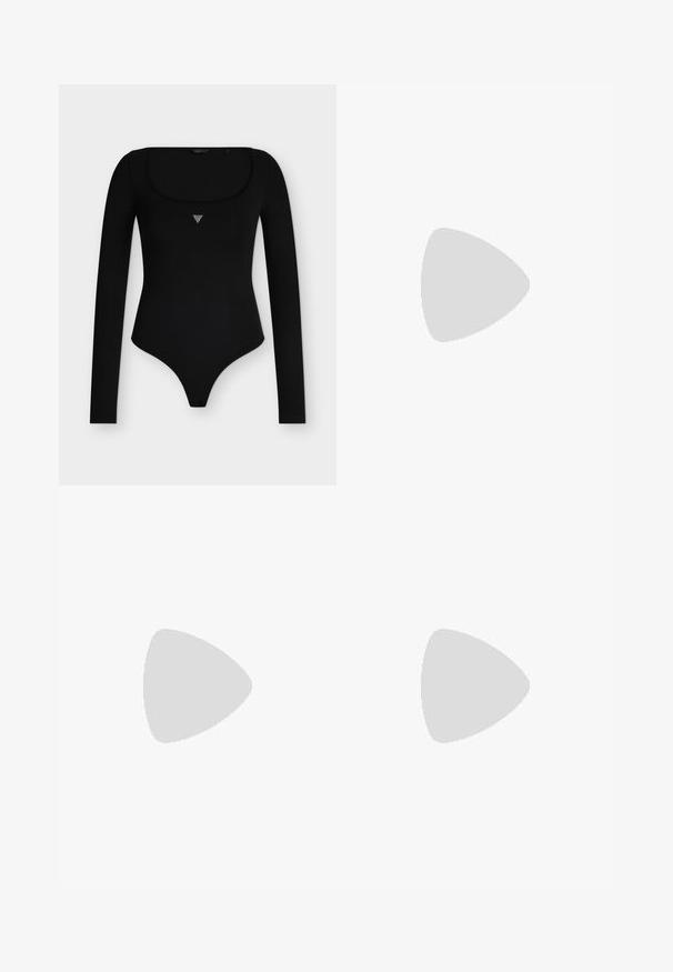 Zwarte bodysuit met lange mouwen, ronde hals en klein zilverkleurig driehoekig logo midden op de borst.; Lichtgrijze uitlopende broek van een gladde stof, met een aansluitende taille en zijzakken, voorzien van een persnaad aan de voorkant voor extra structuur.; Zwarte hoge hak schoen met een spitse neus, van leer gemaakt, en een voorste band met branding. Slanke hak en een gladde textuur.; Zwarte leren Guess handtas met twee lange banden, driehoekig logo en gouden ketting met merklabel op effen achtergrond.