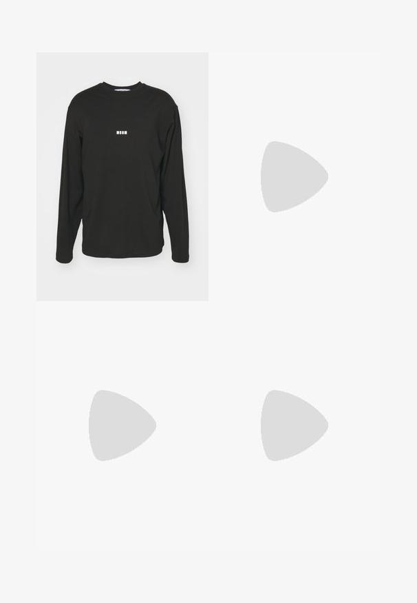 Zwarte langmouw T-shirt van katoen, met een klein wit "MSGM" logo op de borst, ronde hals en een vrije pasvorm.; Zwarte leren cargobroeken met een versleten textuur, voorzien van grote zijzakken, een hoge taille en contrasterende stiksels over de naden.; Zwarte slipperslipper met twee brede verstelbare banden en een gestructureerde zool, ontworpen voor casual gebruik en comfort.; Delicaat armbandje met kleine vierkante kralen in oranje, bruin en beige tinten, vastgemaakt met een zilveren haaksluiting.