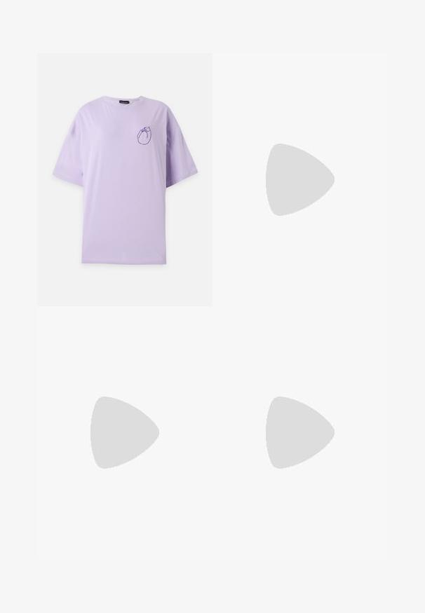 T-shirt violet clair à manches courtes avec un petit contour violet foncé d’un chat recroquevillé sur le côté gauche de la poitrine.; Un short pour adulte avec un motif de feuilles multicolores sur fond sombre, doté d'une taille élastique et de rayures blanches sur les côtés.; Baskets basses blanches avec semelle en caoutchouc beige, motif ondulé noir sur le côté, col en maille autour de la cheville, et texte de la marque « Steve Madden » sur la semelle et le côté.; Sac à main argenté avec un motif texturé de formes géométriques et de cercles, doté d'une poignée arrondie et d'une bandoulière amovible.