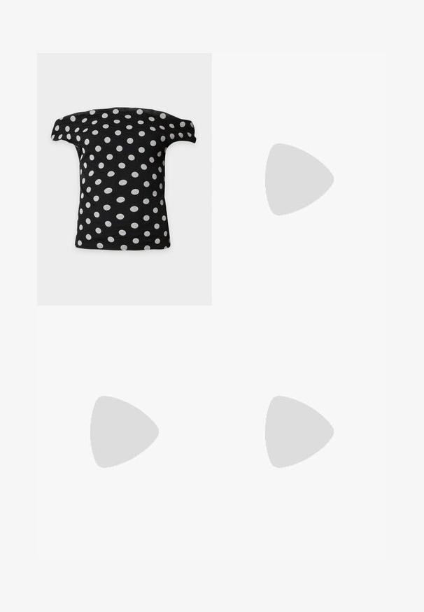 Sort off-shoulder top med hvide prikker jævnt fordelt, vist fladt på en hvid baggrund.; Blå- og hvidternet nederdel med elastisk talje og indsamlet design, med marineblå linjer der skaber et struktureret mønster.; Knæhøje sorte læderstøvler med firkantet tå og lav blokhæl. Glat tekstur og diskrete sømdetaljer på skaftet.; Sort læderhåndtaske med en rundet form, dekoreret med sølvnitter, og et kort håndtag. Glat tekstur og lynlåslukning.