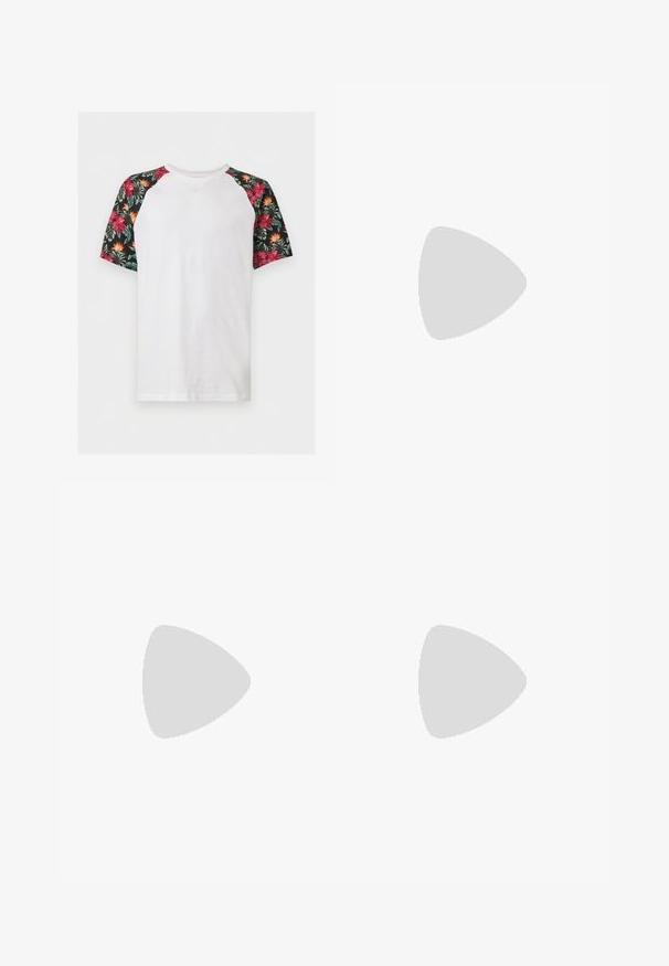 Wit T-shirt met korte mouwen en zwarte raglanmouwen met rode en oranje tropische bloemenpatronen.; Donkerblauwe denim shorts met opgerolde boorden, knoopsluiting aan de voorkant, rits, en voorzakken tegen een effen lichte achtergrond.; Witte sneaker met zwarte en grijze accenten, voorzien van een grijze neus met textuur, zwarte rubberen zool en platte witte veters. Schoon ontwerp, minimalistische stijl.; Blauwe canvas tas met voorvak en rode "O.N.S" borduring, voorzien van dubbele handvatten en een verstelbare schouderriem.