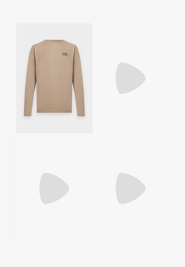 T-shirt beige à manches longues et col rond avec petit logo noir EA7 Emporio Armani sur le haut du côté gauche de la poitrine.; Pantalons cargo beiges en coton avec une coupe droite, dotés de poches latérales et d'une fermeture à bouton à la taille. Texture lisse, sans motifs.; Baskets basses noires à lacets avec logo embossé, flottant au-dessus d'un sol en béton poli près d'un mur en verre.; Ceinture en cuir tressé marron avec une boucle rectangulaire en argent et un détail en cuir lisse près de la boucle avec une marque.