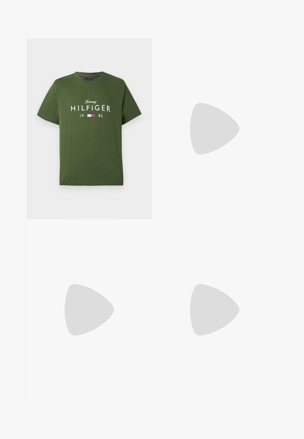 Grünes Baumwoll-T-Shirt mit kurzen Ärmeln, das weißen Text "Tommy HILFIGER 1985" und ein kleines farbiges Flaggen-Icon darunter zeigt.; Dunkelblaue Jeans aus Denim, schmal geschnitten, mit Knopfleiste, fünf Taschen und leichter Verblassung an den Oberschenkeln. Kontrastnähte überall.; Schwarze Sneakers mit weißer Sohle, die über einem beige strukturierten Teppich schweben, in der Nähe eines runden Holztisches mit gestapelten Büchern.; Brauner Leder Gürtel mit glatter Textur, ausgestattet mit einer rechteckigen Metall-Schnalle in Silber und einem zulaufenden Ende.
