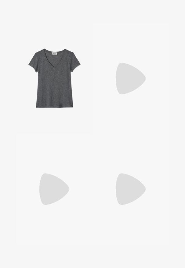 Dunkelgraues Damen-T-Shirt mit kurzen Ärmeln und V-Ausschnitt aus weichem meliertem Stoff, flach auf weißem Hintergrund liegend.; Schwarze Jeans aus Denim mit geradem Bein, fünf Taschen, kupferfarbenen Beschlägen und einer leicht ausgebleichten Textur.; Weißes Leder-Sneaker mit schwarzem Gummi-V-Logo. Strukturierte cremefarbene Sohle, weiße Schnürsenkel und Fersendetail in Schwarz mit dem Markennamen.; Silberne Creolen mit einer welligen, unregelmäßigen Textur. Besitzen eine dünne, kreisförmige Form und eine reflektierende Oberfläche.