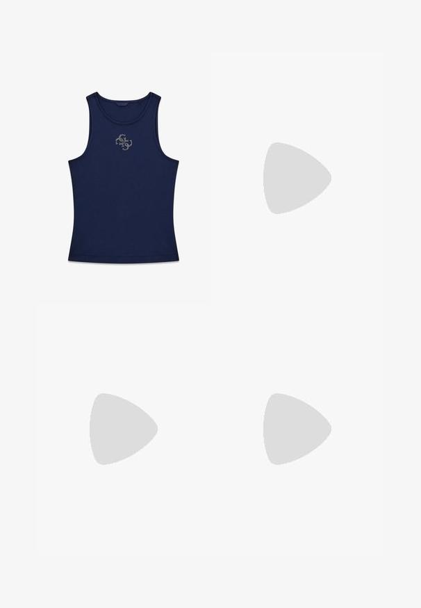 Mørkeblå ribbet ærmeløs tanktop med rund halsudskæring og lille sølv farvet rhinstenlogo placeret midt på brystet.; Breddejeans lavet af lyseblå denim. Har et klassisk fem-lommers design, bæltestropper og diskrete syninger. Raw hem finish ved anklerne.; Brune læder knæhøje støvler med en glat overflade, rund tå og en kraftig, ribbet høj hæl. Minimalistisk design uden udsmykninger.; Sølv stud øreringe med et glat, buet design. De har en poleret overflade og en stift, der sikrer sikker bæring.
