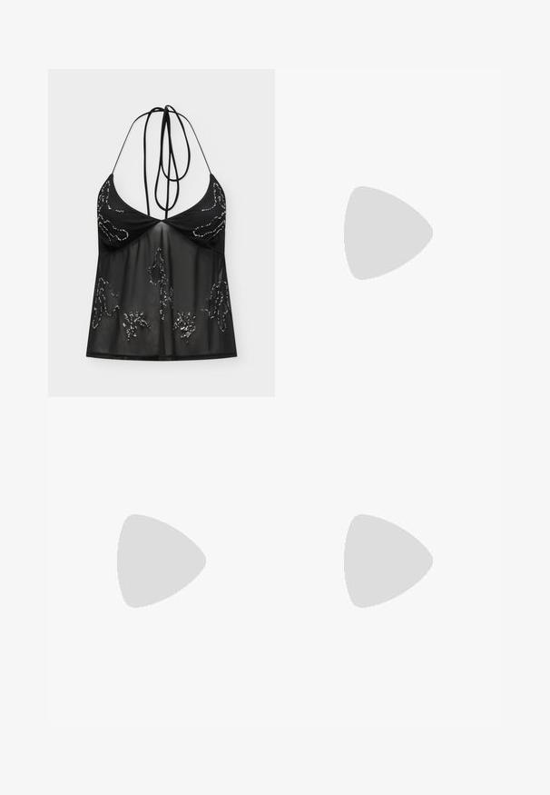 Sort haltertop med gennemsigtigt stof og palietblomstermønstre, med tynde stropper, der bindes i nakken, og et tætsiddende brystområde.; Vero Moda Wide-leg VMTESSA High rise - Bukser - chocolate torte; Sorte læderknæhøje støvler med spidse tæer og en modest hæl. Glat tekstur og slankt design med subtile syninger.; Sort taske lavet af blankt, tekstureret materiale med et cirkulært, snoet håndtag og lynlås. Har et blødt, rynket design.