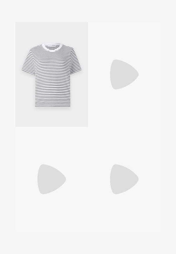 T-shirt blanc avec des rayures horizontales noires, encolure ronde, manches courtes et coupe décontractée. Matériau en coton, design simple.; Shorts en lin beige avec deux poches latérales, une fermeture à bouton à l'avant, coupe droite et texture lisse. Design épuré sans motifs.; Sandale slide en cuir noir avec semelle rembourrée et détail d'une pochette zippée à l'avant sur la bride.; Sac à main tissé noir avec base arrondie, garniture en cuir, bandoulière réglable et logo de la marque Samsøe Samsøe sur la bande supérieure.