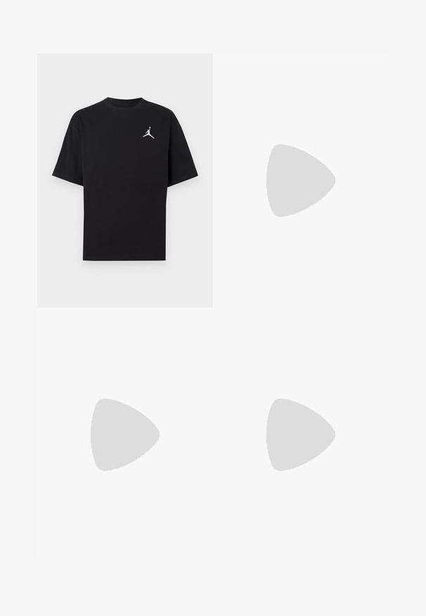 Čierne bavlnené tričko s krátkymi rukávmi, s bielym logom Jumpman na ľavej strane hrude. Okrúhly výstrih, pravidelný strih a hladká textúra.; Čierne bavlnené cargo šortky s elastickým pásom a šnúrkou, vybavené dvoma bočnými vreckami a malým logom ako akcent.; Biele kožené tenisky s textúrovaným čiernym Swooshom, plochými šnúrkami a gumovou podrážkou s ryhovaným vzorom. Na päte je embosovaný nápis "AIR".; Čierna textilná ramenná taška s textúrovaným povrchom, nastaviteľným pásom a sťahovaním. Vyznačuje sa výrazným prešívaním a bočným štítkom.