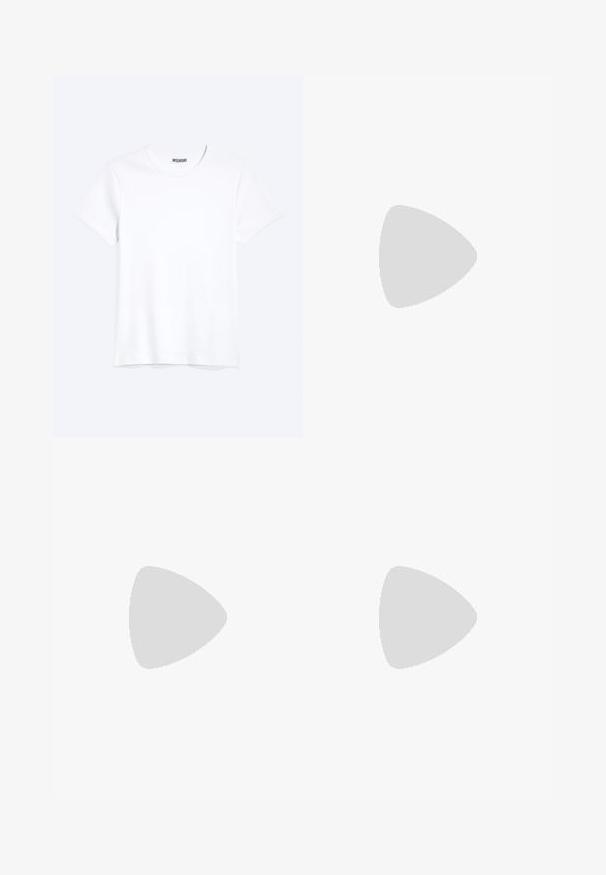 T-shirt blanc uni à manches courtes et col rond avec une étiquette de la marque WEEKDAY visible au niveau du col, présenté sur un fond clair.; Shorts en denim marron à coupe droite, avec de grandes poches latérales, un détail de logo sur la ceinture, et des coutures contrastées le long des coutures.; Sabots en cuir suédé marron avec une sangle en cuir marron réglable et une boucle en métal argenté, dotés d'une semelle intérieure en liège moulé et d'une semelle en caoutchouc texturé.; Lunettes de soleil Ray-Ban avec des verres verts, monture en plastique noir et accents dorés sur les bords. Forme carrée avec une finition mate.