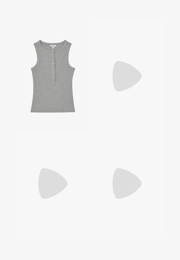 Mouwloos grijs geribbeld gebreid topje met ronde halslijn en een knopenlijst met vijf knopen vooraan.; Witte denim broek met brede pijpen, een hoge taille, twee voorzakken en subtiele goudkleurige accenten. Soepele textuur, casual ontwerp.; Tan en crèmekleurige sportschoenen met een leren bovenwerk, drie witte strepen aan de zijkant en een ronde neus. Textured bovenwerk met perforaties.; Rechthoekige schildpadzonnebril met donkerbruine glazen en slanke pootjes, afgebeeld tegen een witte achtergrond.