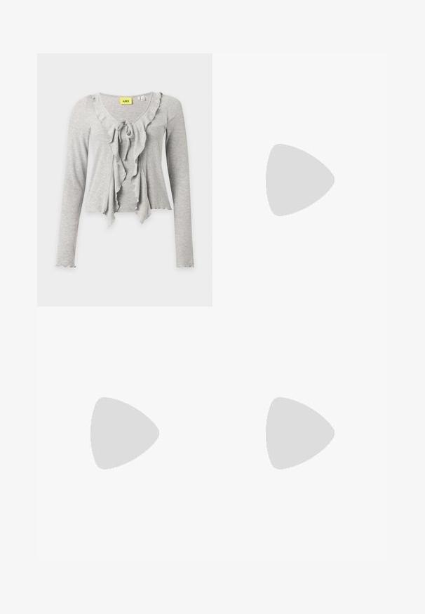 Lichtgrijze geribbelde cardigan met lange mouwen, gerafelde voorranden en een strik bij de hals, in een cropped pasvorm.; Lichtblauwe denimjeans met een ontspannen pasvorm, voorzien van een hoge taille, vijf-pocketontwerp en subtiele vervaging met rafelige zoomdetails.; Benen met donkere geribbelde leggings gecombineerd met zwarte ballerina's met kleine strikdetails op een witte achtergrond.; Zwarte leren handtas met een gladde textuur. Beschikt over een verstelbare schouderband en een strak, minimalistisch ontwerp met een ritssluiting.