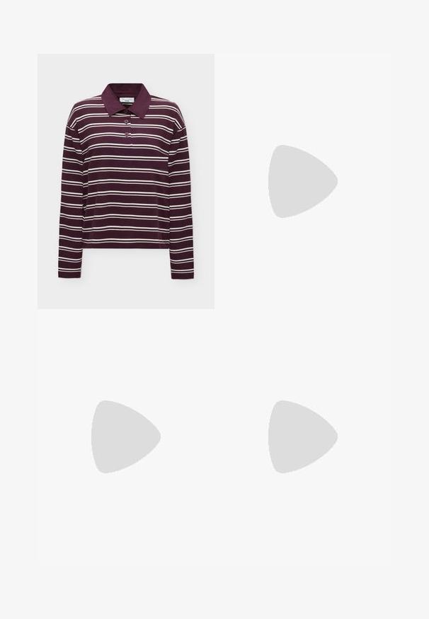 Langärmliges Poloshirt in Weinrot mit weißen horizontalen Streifen und drei Knöpfen vorne, auf einem einfachen Hintergrund dargestellt.; Schwarze Jeans mit weitem Bein, Vordertaschen, Knopfverschluss und sichtbaren Nähten, präsentiert vor einem schlichten weißen Hintergrund.; Balletschuh aus glänzendem burgunderfarbenem Lackleder, mit runder Zehe und kleinem Schleifendetail an der Vorderseite. Glatte Textur, niedriger Absatz.; Dunkelrote gewebte Ledertasche mit gebogenem Griff, weißem Besatz, silbernem Reißverschluss und abnehmbarem breitem Stoff-Schulterriemen vor einfarbigem Hintergrund.