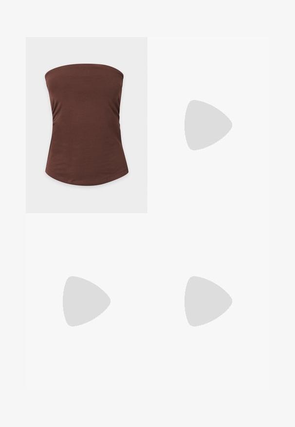 Καφέ strapless top σε σχήμα σωλήνα με λείο ύφασμα και εφαρμοστή γραμμή σε απλό ανοιχτό γκρι φόντο.; Καφέ φούστα με σχέδιο tie-dye, με φαρδιά μέση και καμπανωτό τελείωμα. Κατασκευασμένη από μαλακό ύφασμα με υφή. Τα μοτίβα ποικίλλουν σε όλη την επιφάνεια.; Καφέ λαστιχένια σαγιονάρα με υφή στη σόλα και ιμάντες με το σχήμα του γράμματος V σε απλό ανοιχτό φόντο.; Γυαλιά ηλίου σε χρωματισμό καβούκι με ορθογώνιους καφέ φακούς. Το γυαλιστερό πλαστικό σκελετό διαθέτει χρυσό λογότυπο "vogue" στο πλάι.