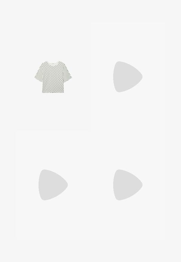 Haut court à manches courtes blanc avec des pois noirs et un col rond.; Jupe en denim marron mini avec une taille ajustée, un design à cinq poches, une fermeture à bouton à l'avant et une longueur juste au-dessus de la cuisse.; Mule en cuir verni marron foncé, à bout ouvert, avec une large bride et un talon haut fin sur fond blanc.; Sac à main en cuir marron foncé avec double poignée, poche avant zippée, boucles décoratives et nœuds latéraux sur fond blanc.